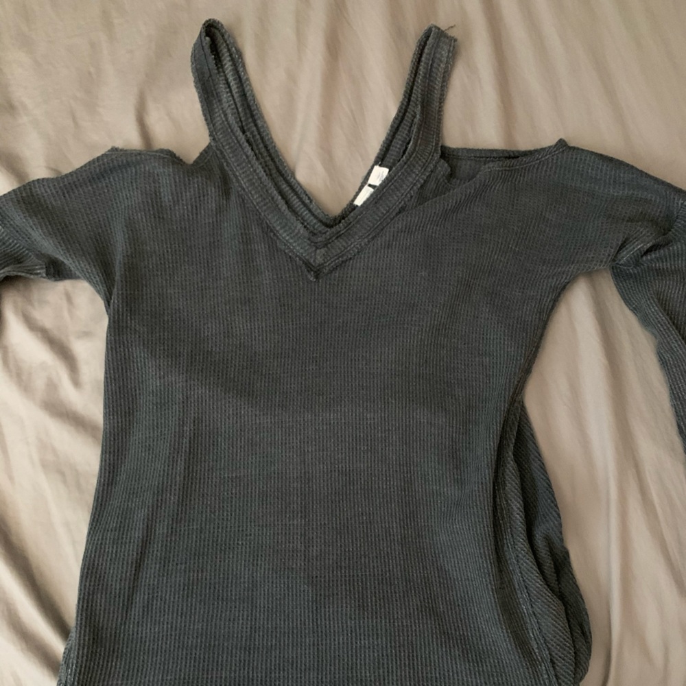 Open shoulder long sleeve top